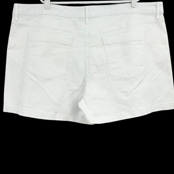 Terra & Sky Women's Vivid White Stretch A-Line Denim Shorts Plus Size 26W NWT - Picture 2 of 10